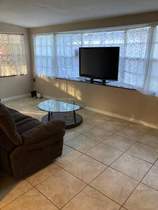 Hidden Gem 3br/1b+jacuzzi+busch Garden+fishn+kayak Ferienhaus Tampa