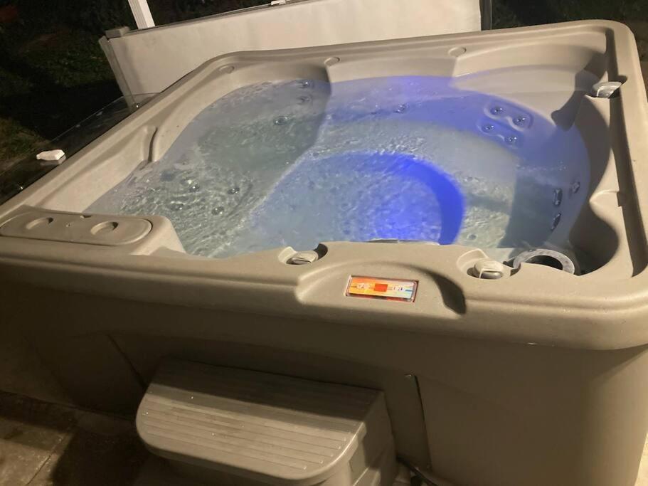 Hidden Gem 3br/1b+jacuzzi+busch Garden+fishn+kayak Tampa